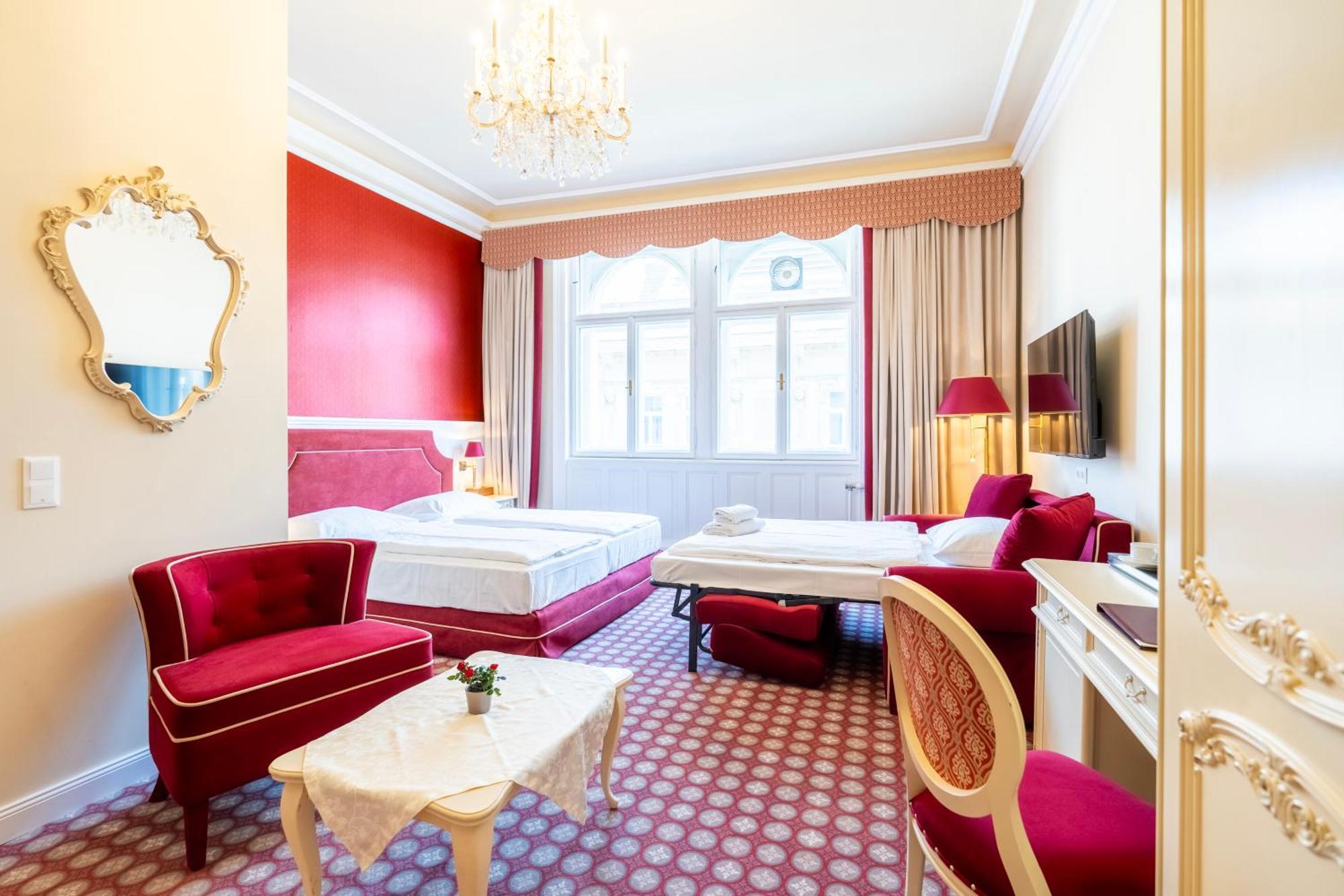 Aviano Boutique Hotel Wina Bagian luar foto