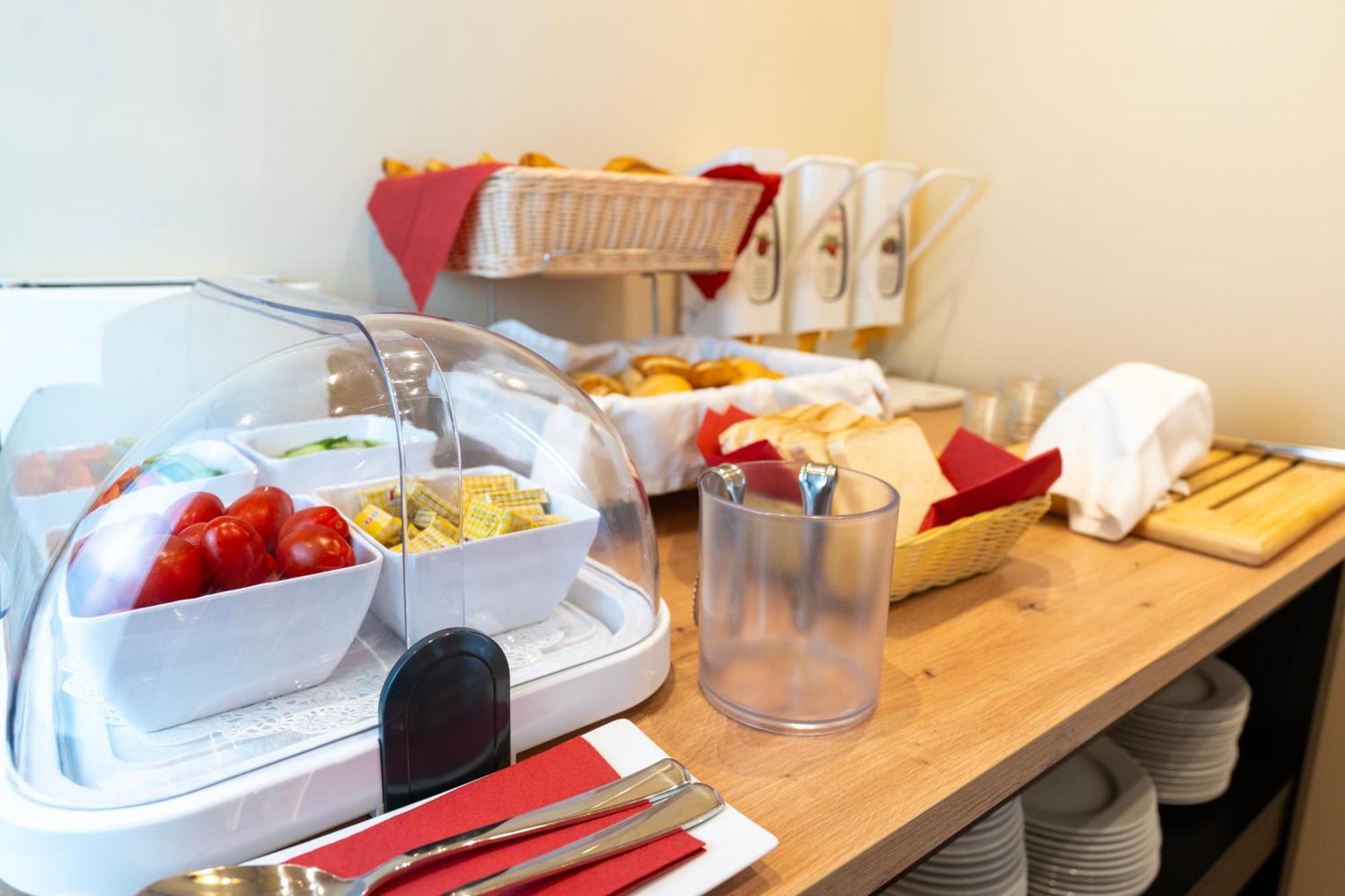 Aviano Boutique Hotel Wina Bagian luar foto