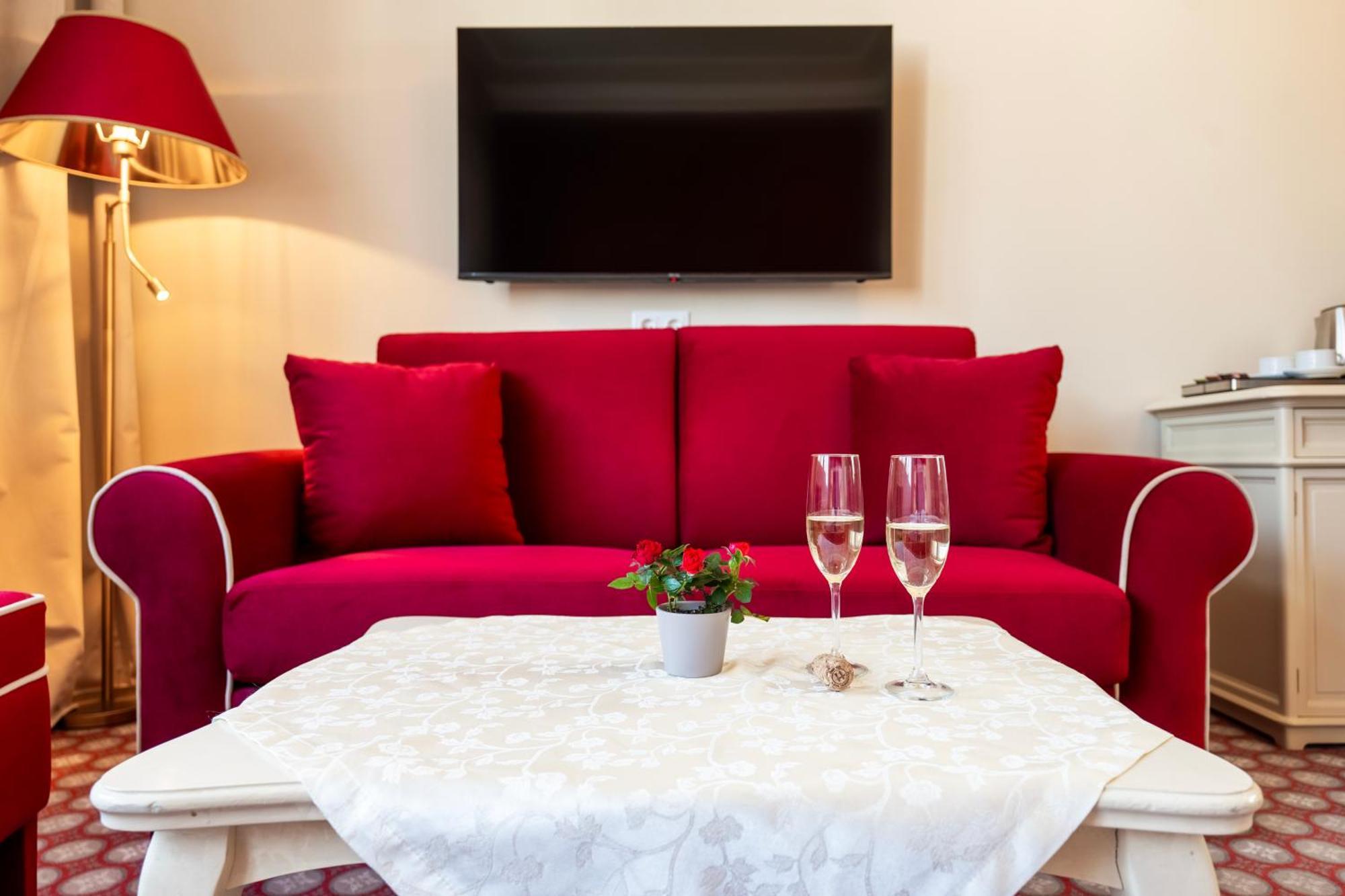 Aviano Boutique Hotel Wina Bagian luar foto