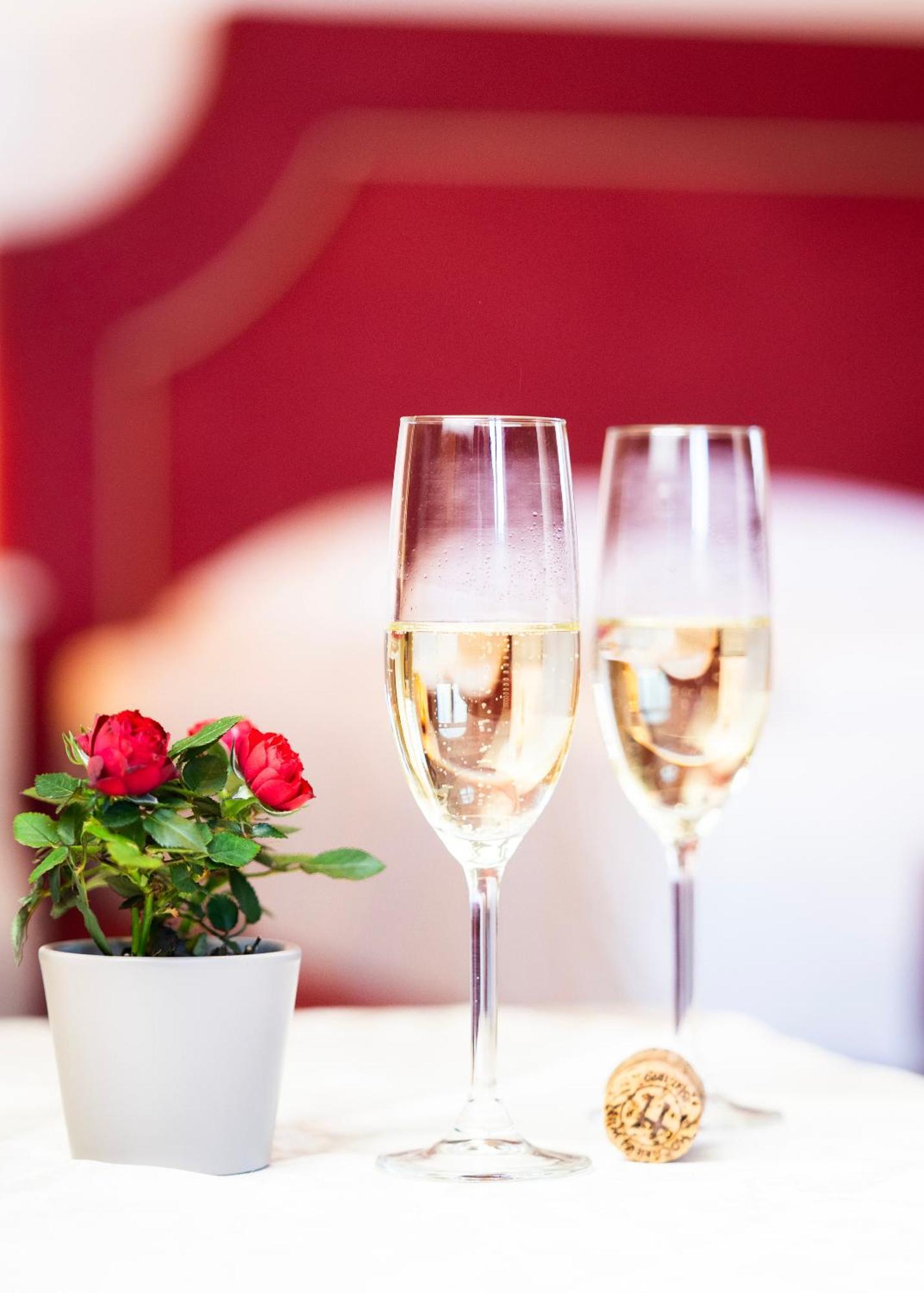 Aviano Boutique Hotel Wina Bagian luar foto