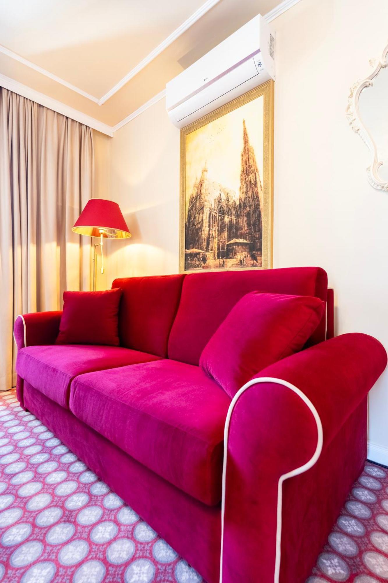 Aviano Boutique Hotel Wina Bagian luar foto