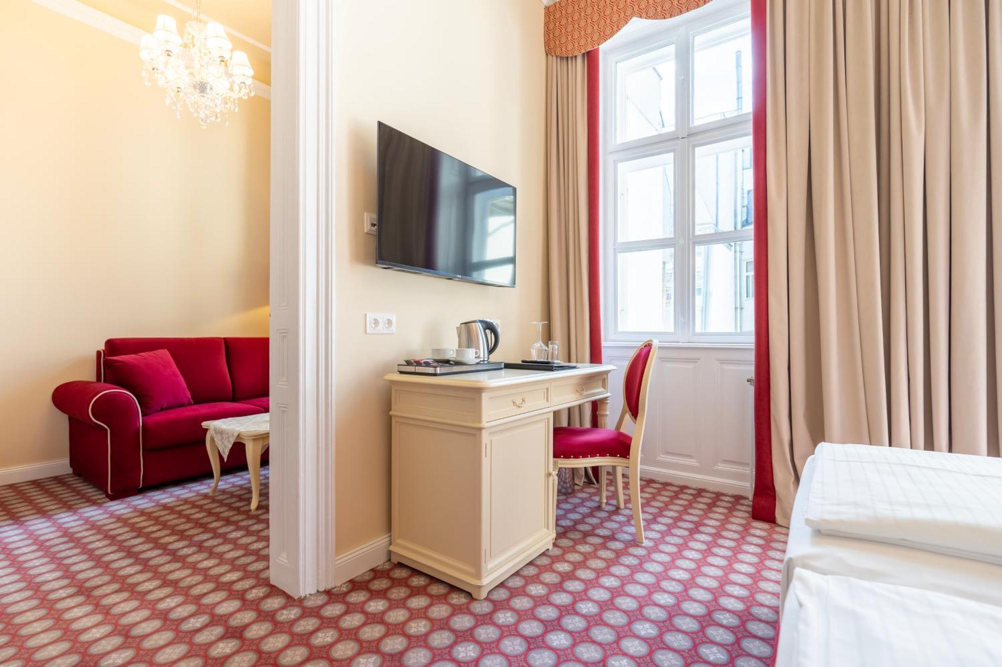 Aviano Boutique Hotel Wina Bagian luar foto