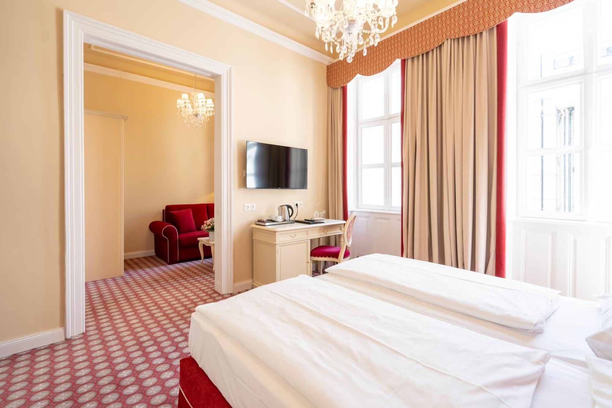 Aviano Boutique Hotel Wina Bagian luar foto
