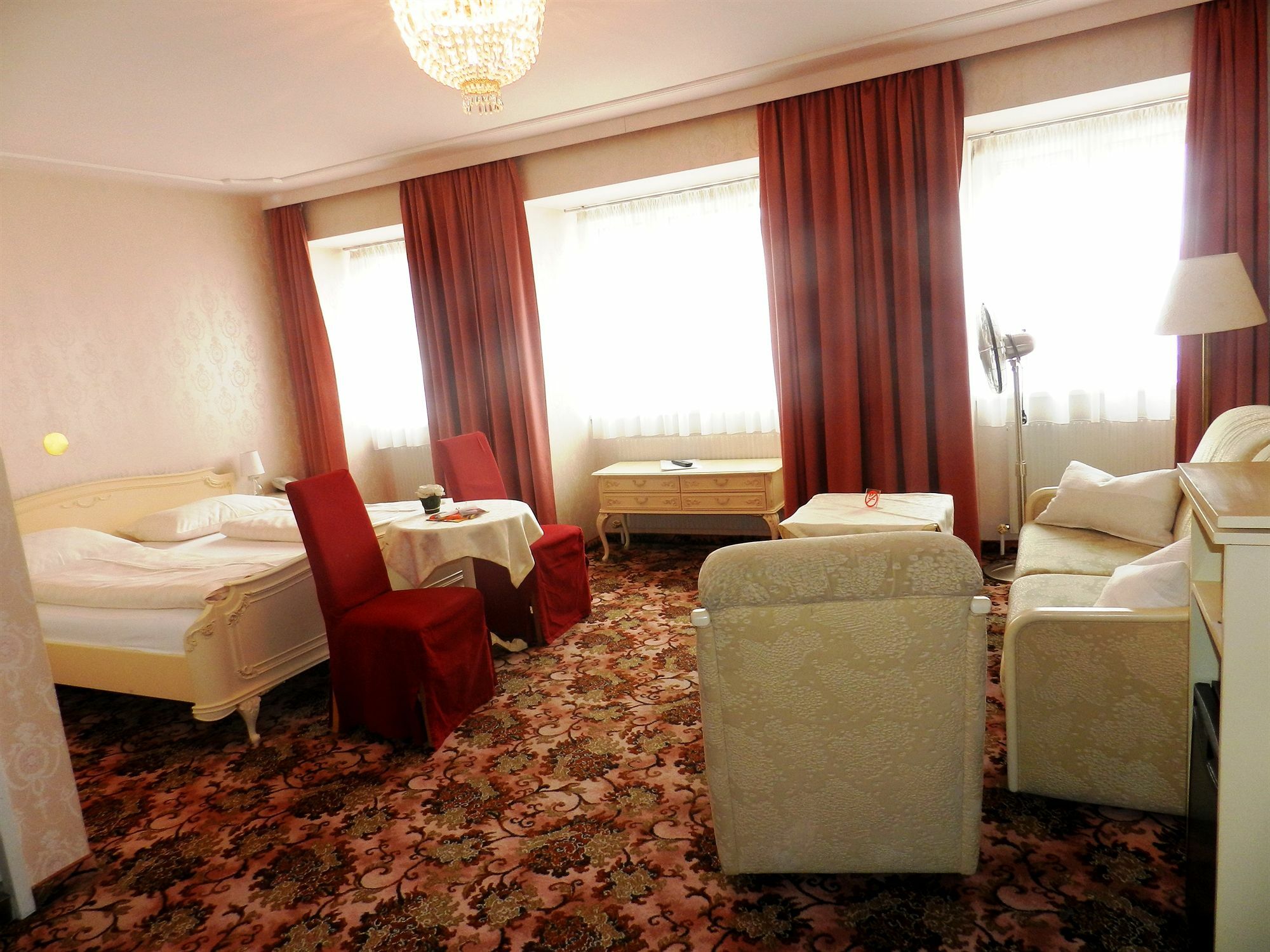 Aviano Boutique Hotel Wina Bagian luar foto